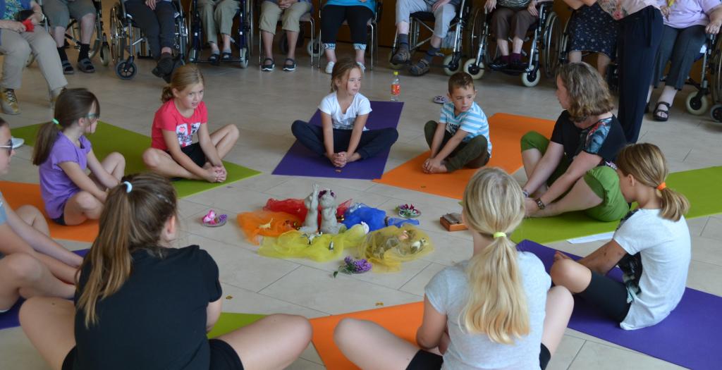 Kinderyoga im Altersheim
